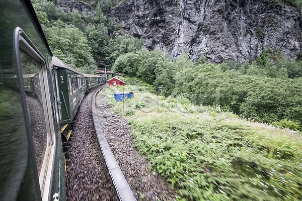 사람없음 JPG 포토 기차 기찻길 나무 노르웨이 산 야외 유럽 유럽풍경 자연 절벽 주간 풍경(경치) 해외풍경