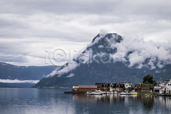사람없음 JPG 포토 강 구름(자연) 노르웨이 마을 산 야외 유럽 유럽풍경 자연 주간 주택 풍경(경치) 하늘 해외풍경