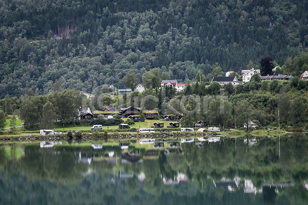 사람없음 JPG 포토 나무 노르웨이 마을 반사 산 야외 유럽 유럽풍경 자연 주간 주택 풍경(경치) 해외풍경 호수