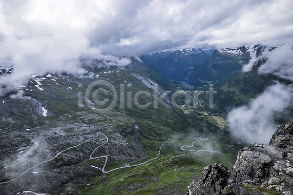 사람없음 JPG 포토 구름(자연) 노르웨이 도로 산 야외 유럽 유럽풍경 자연 절벽 주간 풍경(경치) 하늘 해외풍경