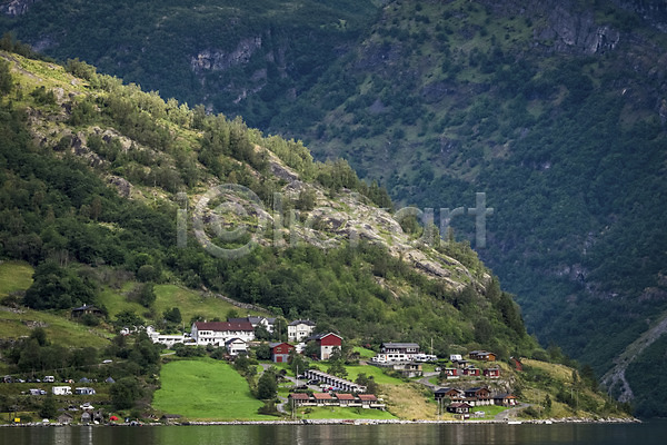 사람없음 JPG 포토 강 나무 노르웨이 마을 산 야외 언덕 유럽 유럽풍경 자연 주간 주택 풍경(경치) 해외풍경