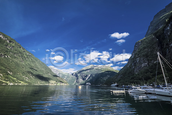사람없음 JPG 포토 강 구름(자연) 노르웨이 맑음 배(교통) 산 야외 유럽 유럽풍경 자연 주간 풍경(경치) 하늘 해외풍경