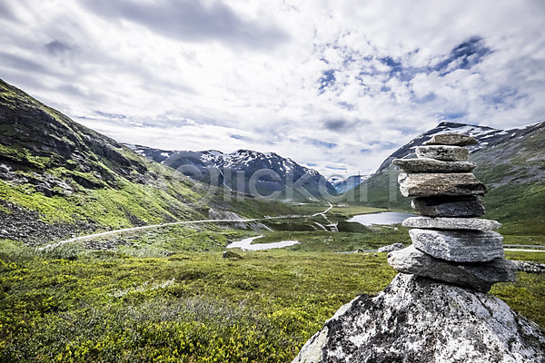 사람없음 JPG 포토 구름(자연) 노르웨이 돌 맑음 산 석탑 야외 유럽 유럽풍경 자연 주간 초원(자연) 풍경(경치) 하늘 해외풍경