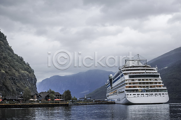 사람없음 JPG 포토 노르웨이 배(교통) 산 야외 유람선 유럽 유럽풍경 자연 주간 주택 크루즈 풍경(경치) 해외풍경