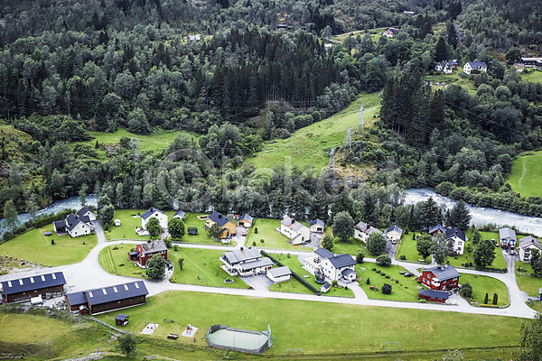사람없음 JPG 포토 하이앵글 나무 노르웨이 마을 야외 유럽 유럽풍경 자연 잔디 주간 주택 초원(자연) 풍경(경치) 해외풍경