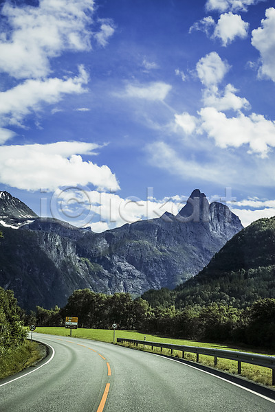 사람없음 JPG 포토 구름(자연) 나무 노르웨이 도로 맑음 산 야외 원근감 유럽 유럽풍경 자연 주간 초원(자연) 표지판 풍경(경치) 하늘 해외풍경