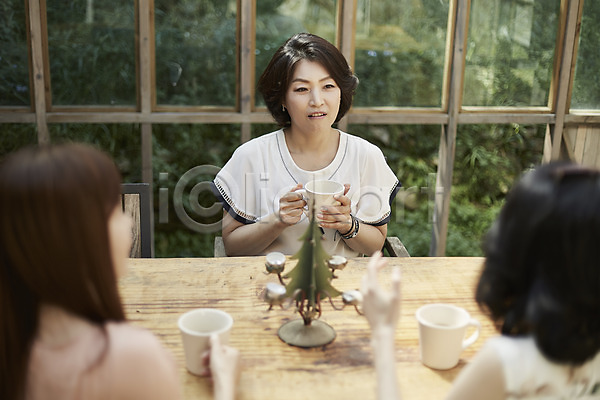 우정 티타임 휴식 40대 세명 여자 중년 중년여자만 한국인 JPG 뒷모습 아웃포커스 앞모습 포토 동창 상반신 실내 앉기 응시 정원 창문 친구 커피잔 탁자