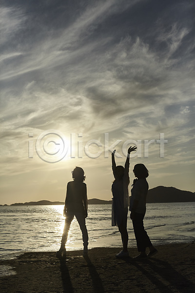 우정 40대 세명 여자 중년 중년여자만 한국인 JPG 실루엣 앞모습 옆모습 포토 동창 바다 서기 야외 역광 일몰 전신 주간 친구 하늘 해변