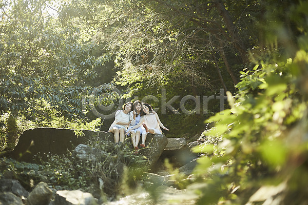 우정 40대 세명 여자 중년 중년여자만 한국인 JPG 아웃포커스 앞모습 포토 계곡 나무 동창 바위 숲속 앉기 야외 웃음 전신 주간 친구 팔짱