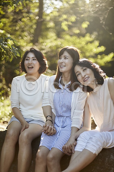 우정 40대 세명 여자 중년 중년여자만 한국인 JPG 앞모습 포토 나무 동창 바위 상반신 손잡기 앉기 야외 웃음 응시 주간 친구