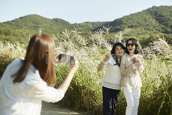 우정 40대 세명 여자 중년 중년여자만 한국인 JPG 뒷모습 아웃포커스 앞모습 포토 갈대(식물) 동창 사진촬영 산 상반신 서기 선글라스 스마트폰 야외 주간 친구