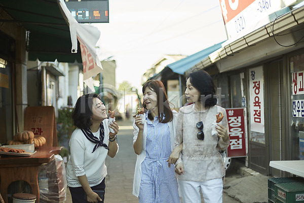 우정 40대 세명 여자 중년 중년여자만 한국인 JPG 아웃포커스 앞모습 포토 간판 거리 건물 걷기 골목길 꽈배기 동창 들기 디저트 먹기 상반신 야외 웃음 응시 주간 친구