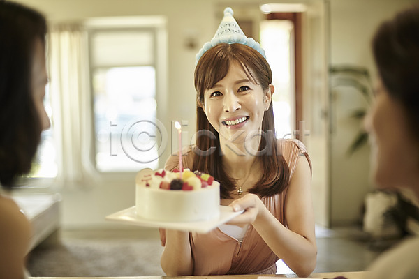 우정 축하 40대 세명 여자 중년 중년여자만 한국인 JPG 아웃포커스 앞모습 옆모습 포토 거실 동창 들기 상반신 생일 생일축하 생일케이크 실내 앉기 웃음 친구 케이크