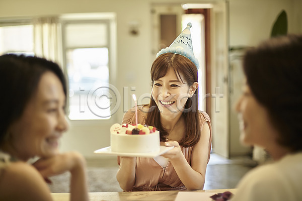 우정 축하 40대 세명 여자 중년 중년여자만 한국인 JPG 아웃포커스 앞모습 옆모습 포토 거실 고깔(모자) 동창 들기 상반신 생일 생일축하 생일케이크 실내 앉기 웃음 친구 케이크
