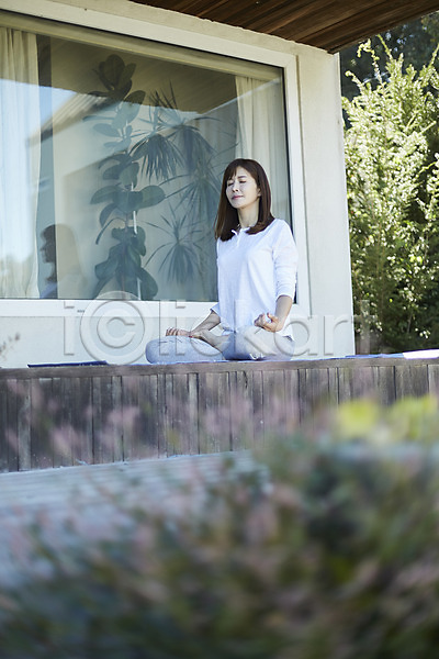 휴식 40대 여자 중년 중년여자한명만 한국인 한명 JPG 아웃포커스 옆모습 포토 가부좌 나무 명상 안식처 앉기 야외 요가 요가자세 전신 주간
