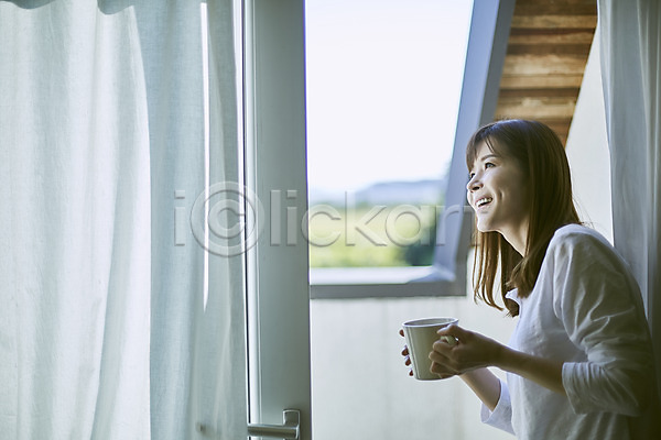 휴식 40대 여자 중년 중년여자한명만 한국인 한명 JPG 옆모습 포토 거실 들기 상반신 서기 실내 웃음 응시 창문 커튼 커피잔