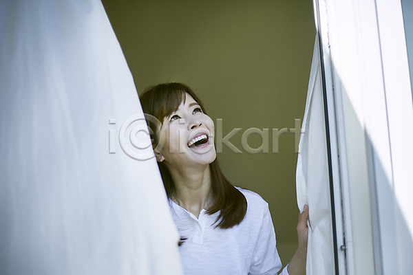 휴식 40대 여자 중년 중년여자한명만 한국인 한명 JPG 앞모습 포토 거실 상반신 서기 실내 안식처 오픈 웃음 응시 커튼 환기
