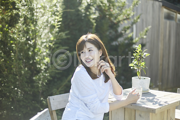티타임 휴식 40대 여자 중년 중년여자한명만 한국인 한명 JPG 옆모습 포토 나무 미소(표정) 상반신 앉기 야외 응시 의자 주간 커피잔 탁자 턱괴기