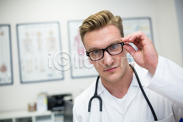 20대 남자 서양인 성인 외국인 한명 JPG 아웃포커스 앞모습 포토 병원 상반신 실내 안경 의사 의학 청진기