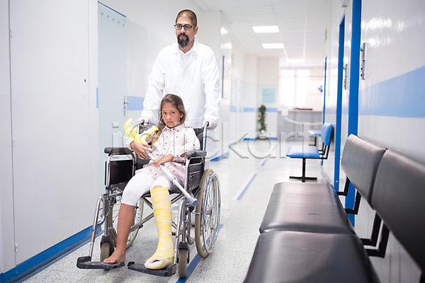 30대 남자 두명 서양인 성인 어린이 여자 외국인 JPG 앞모습 포토 깁스 목발 병원 서기 실내 앉기 의사 의학 전신 정형외과 환자 휠체어