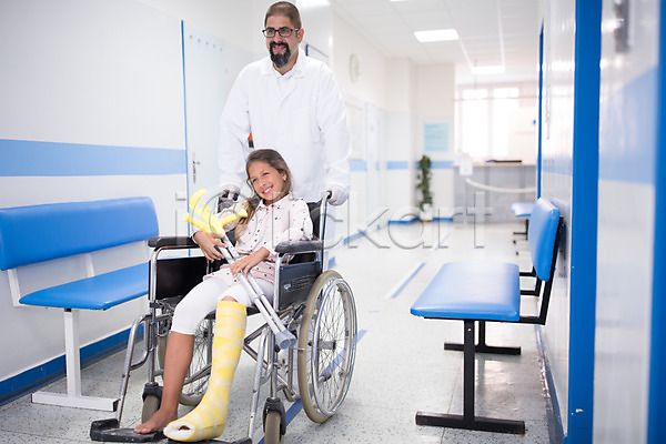 30대 남자 두명 서양인 성인 어린이 여자 외국인 JPG 앞모습 포토 깁스 목발 병원 서기 실내 앉기 웃음 의사 의학 전신 정형외과 환자 휠체어