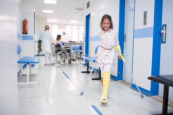 서양인 성인 세명 어린이 여자 외국인 JPG 앞모습 포토 깁스 목발 병원 서기 실내 앉기 웃음 의사 의학 전신 정형외과 환자 휠체어