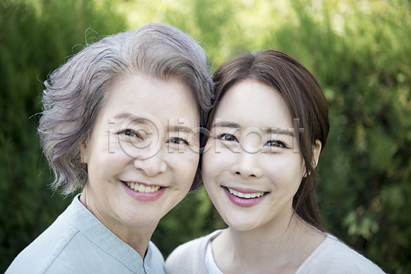 다정 30대 60대 노년 두명 성인 여자 여자만 한국인 JPG 근접촬영 아웃포커스 앞모습 포토 가족 고부지간 며느리 미소(표정) 상반신 시어머니 안면도 야외 얼굴맞대기 주간 한국