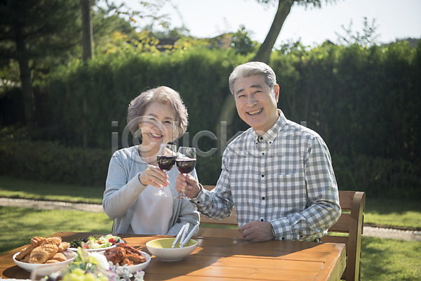 60대 남자 노년 노인만 두명 여자 한국인 JPG 아웃포커스 앞모습 포토 가족 건배 노부부 들기 부부 상반신 식탁 안면도 앉기 야외 와인 웃음 음식 의자 정원 주간 한국