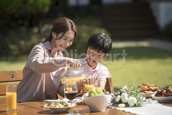 10대 30대 남자 두명 성인 여자 한국인 JPG 아웃포커스 앞모습 포토 가족 모자(엄마와아들) 미소(표정) 상반신 식탁 아들 아들바보 안면도 앉기 야외 엄마 음료 음식 응시 의자 정원 주간 한국
