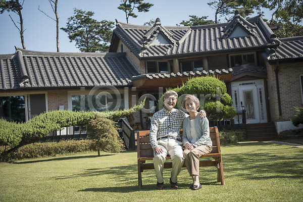 다정 60대 남자 노년 노인만 두명 여자 한국인 JPG 앞모습 포토 가족 나무 노부부 벤치 부부 안면도 앉기 야외 어깨에손 웃음 잔디 전신 정원 주간 주택 한국 한옥