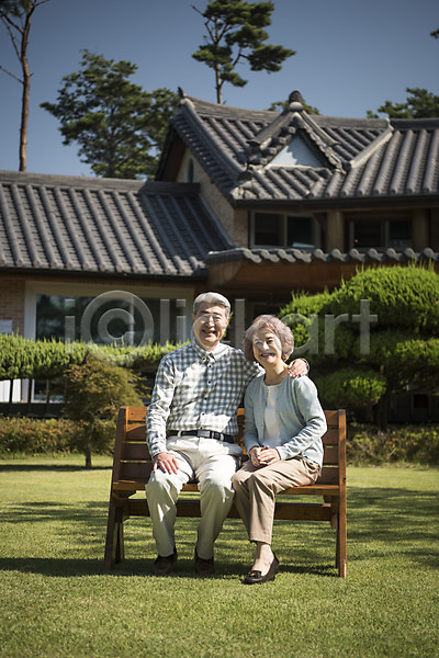 다정 60대 남자 노년 노인만 두명 여자 한국인 JPG 앞모습 포토 가족 나무 노부부 벤치 부부 안면도 앉기 야외 어깨에손 웃음 잔디 전신 정원 주간 주택 한국 한옥