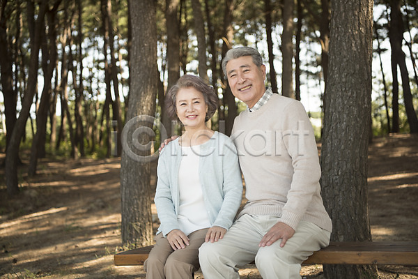 다정 산책 60대 남자 노년 노인만 두명 여자 한국인 JPG 앞모습 포토 가족 나무 노부부 미소(표정) 벤치 부부 상반신 숲 안면도 앉기 야외 어깨에손 주간 한국