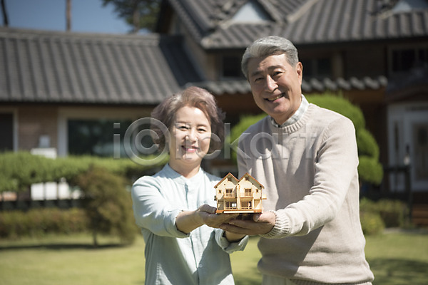 60대 남자 노년 노인만 두명 여자 한국인 JPG 아웃포커스 앞모습 포토 가족 건축모형 나무 노부부 들기 모형 미소(표정) 부동산 부부 상반신 서기 안면도 야외 잔디 정원 주간 주택 집모양 한국 한옥