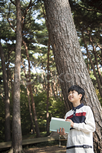 10대 남자 소년 소년한명만 어린이 한국인 한명 JPG 아웃포커스 옆모습 포토 나무 독서 들기 상반신 서기 숲 안면도 야외 웃음 응시 주간 책 한국