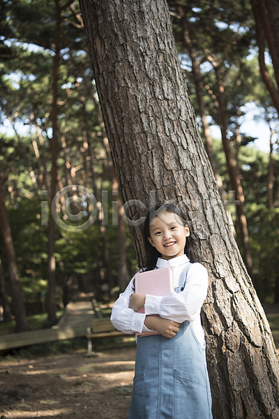 소녀(어린이) 소녀한명만 어린이 여자 한국인 한명 JPG 아웃포커스 앞모습 포토 나무 독서 들기 상반신 서기 숲 안면도 야외 웃음 주간 책 한국