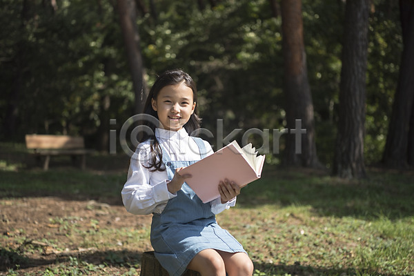 소녀(어린이) 소녀한명만 어린이 여자 한국인 한명 JPG 아웃포커스 앞모습 포토 나무 독서 들기 상반신 숲 안면도 앉기 야외 웃음 주간 책 한국