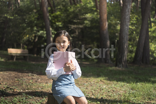 소녀(어린이) 소녀한명만 어린이 여자 한국인 한명 JPG 아웃포커스 앞모습 포토 나무 독서 들기 상반신 숲 안면도 앉기 야외 웃음 주간 책 한국