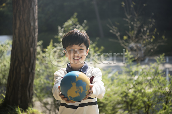 10대 남자 소년 소년한명만 어린이 한국인 한명 JPG 아웃포커스 앞모습 포토 나무 들기 상반신 서기 숲 안면도 야외 웃음 주간 주기 지구본 한국