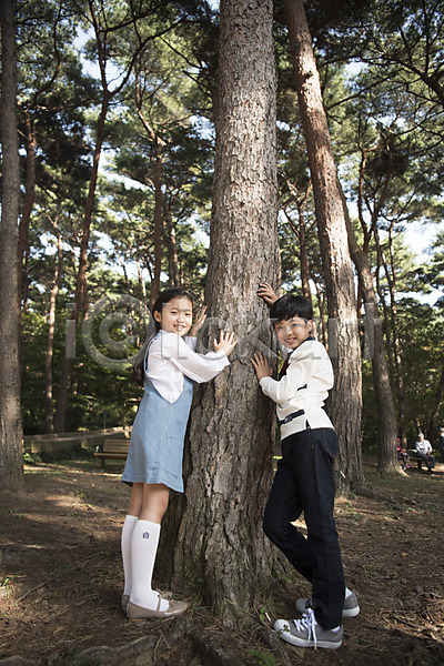 10대 남자 두명 어린이 어린이만 여자 한국인 JPG 아웃포커스 옆모습 포토 가족 기댐 나무 남매 서기 숲 안면도 야외 웃음 전신 주간 한국