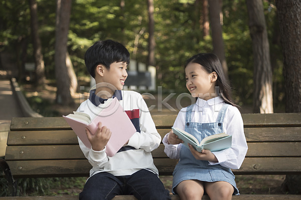 10대 남자 두명 어린이 어린이만 여자 한국인 JPG 앞모습 포토 가족 나무 남매 독서 들기 벤치 상반신 숲 안면도 앉기 야외 웃음 응시 주간 책 한국