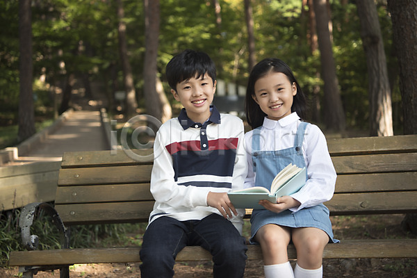 10대 남자 두명 어린이 어린이만 여자 한국인 JPG 아웃포커스 앞모습 포토 가족 나무 남매 독서 들기 벤치 상반신 숲 안면도 앉기 야외 웃음 주간 책 한국