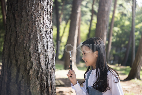 소녀(어린이) 소녀한명만 어린이 여자 한국인 한명 JPG 아웃포커스 옆모습 포토 나무 돋보기 들기 상반신 서기 숲 안면도 야외 웃음 응시 주간 한국