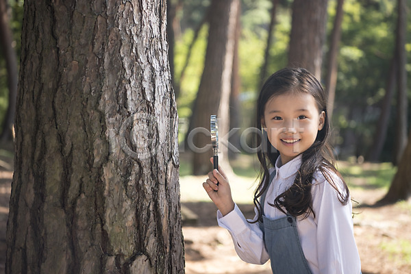 소녀(어린이) 소녀한명만 어린이 여자 한국인 한명 JPG 아웃포커스 옆모습 포토 나무 돋보기 들기 상반신 서기 숲 안면도 야외 웃음 주간 한국