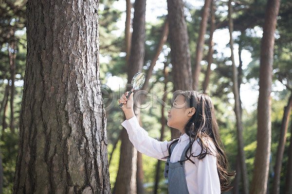 소녀(어린이) 소녀한명만 어린이 여자 한국인 한명 JPG 아웃포커스 옆모습 포토 나무 돋보기 들기 상반신 서기 숲 안면도 야외 웃음 응시 주간 한국