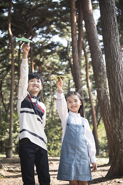 10대 남자 두명 어린이 어린이만 여자 한국인 JPG 아웃포커스 앞모습 포토 가족 나무 남매 들기 상반신 서기 숲 안면도 야외 웃음 응시 종이비행기 주간 한국