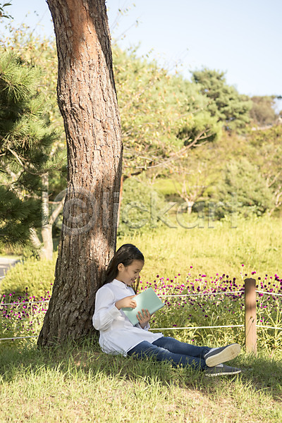 소녀(어린이) 소녀한명만 어린이 여자 한국인 한명 JPG 아웃포커스 옆모습 포토 꽃밭 나무 독서 들기 숲 안면도 앉기 야외 잔디 전신 주간 책 한국