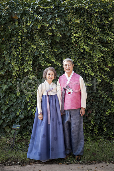 60대 남자 노년 노인만 두명 성인 여자 한국인 JPG 앞모습 포토 가족 노부부 덩쿨나무 명절 미소(표정) 부부 서기 손잡기 안면도 야외 전신 주간 한국 한복