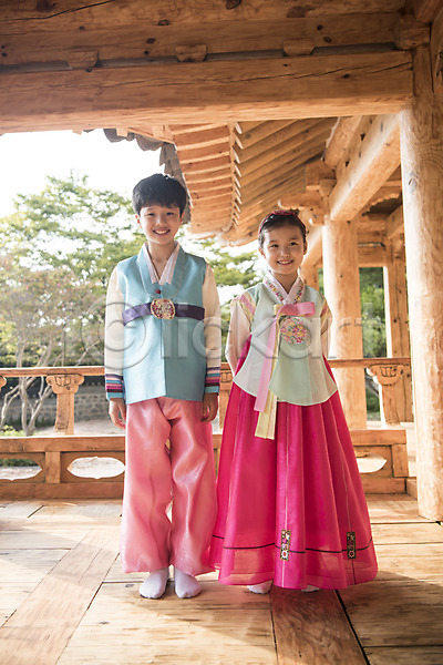 10대 남자 두명 어린이 어린이만 여자 한국인 JPG 아웃포커스 앞모습 포토 가족 남매 명절 미소(표정) 서기 안면도 야외 전신 주간 한국 한복 한옥