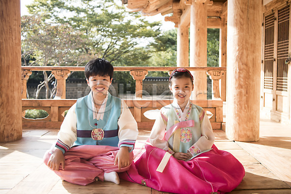 10대 남자 두명 어린이 어린이만 여자 한국인 JPG 아웃포커스 앞모습 포토 가족 나무 남매 명절 안면도 앉기 야외 전신 정자(건축물) 주간 한국 한복 한옥
