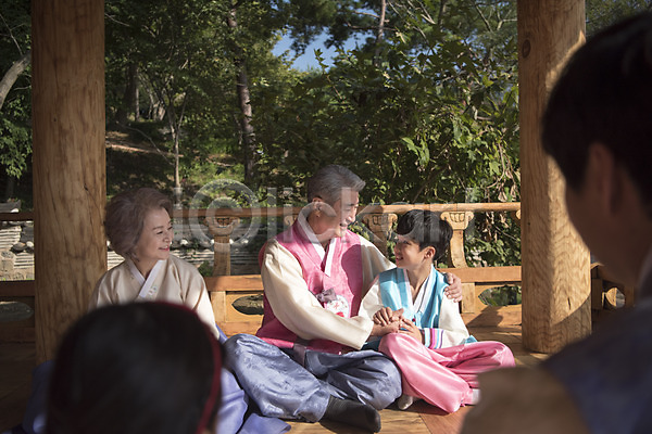 10대 60대 남자 어린이 여러명 여자 한국인 JPG 뒷모습 아웃포커스 앞모습 포토 가부좌 가족 나무 명절 미소(표정) 상반신 손자 안면도 앉기 야외 응시 전신 정자(건축물) 주간 한국 한복 할머니 할아버지